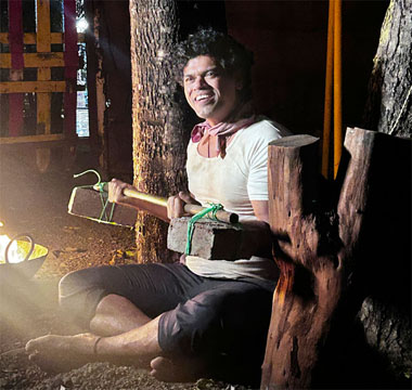 सलग प्रयोगांसह ‘ॲनिमल’ रंगमंचावर; सिद्धार्थ जाधव दुहेरी भूमिकेत